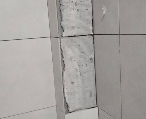 黔西南瓷砖空鼓维修公司分享下瓷砖施工前基层浇水润湿程度不足，可能导致以下问题